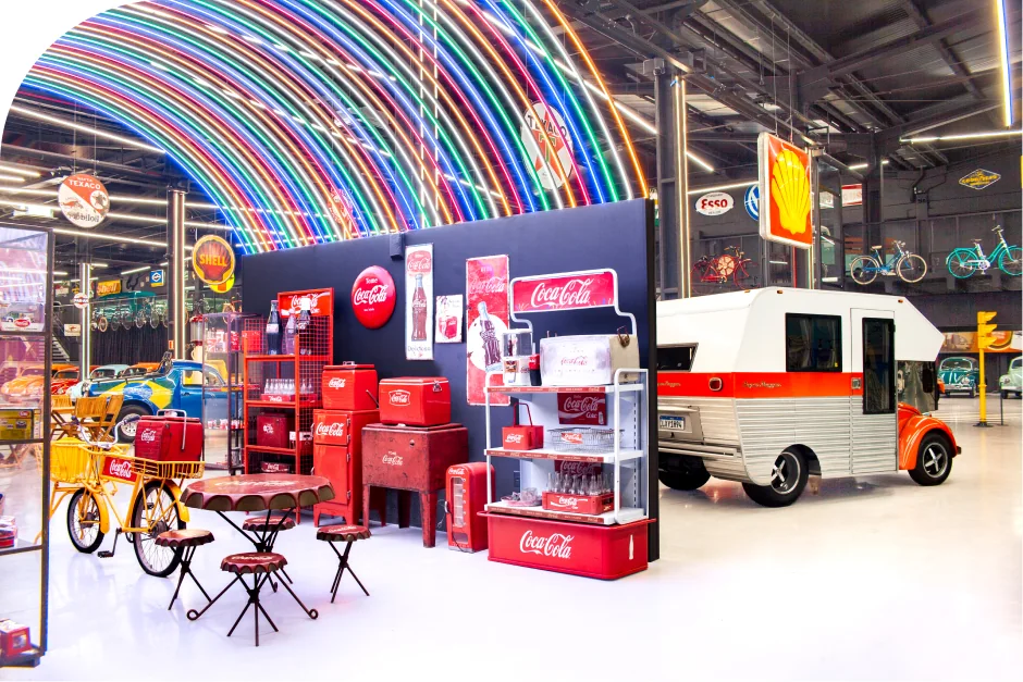 Ambiente do Espaço Coca-Cola com memorabilia da marca