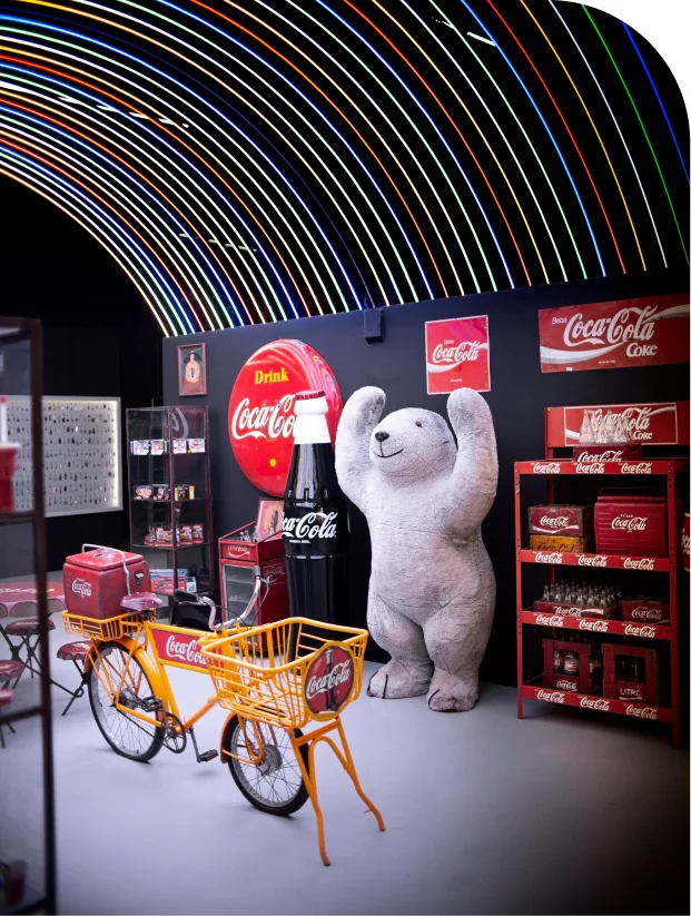 Urso polar da Coca-Cola ao lado das geladeiras
