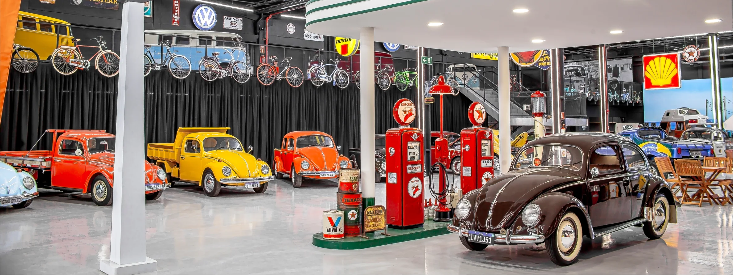 Cenário do posto com Fusca preto